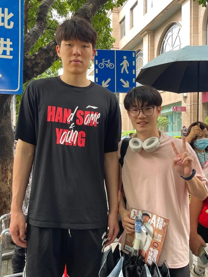 合影了~网友在广东遇到杨瀚森：看到他我都呆住了 瀚森很平易近人