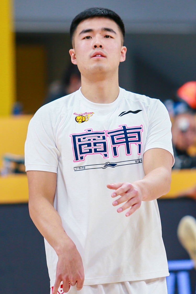 媒体人：张文逸留广东因成长空间 杜锋骂归骂&一直都愿给纠错机会